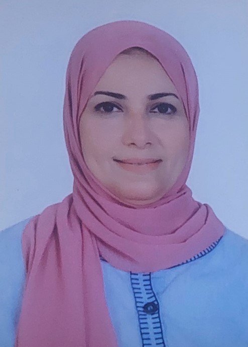 المعلمة / منـى صـديق 